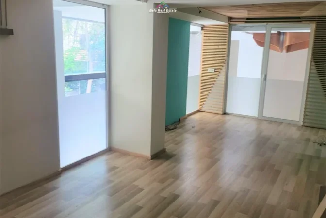 Tirane, jepet me qera zyre Kati 0, 150 m² 1.500 € (rruga e kavajes)