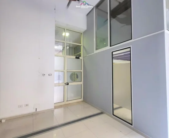 Tirane, jepet me qera zyre Kati 0, 150 m² 1.500 € (rruga e kavajes)