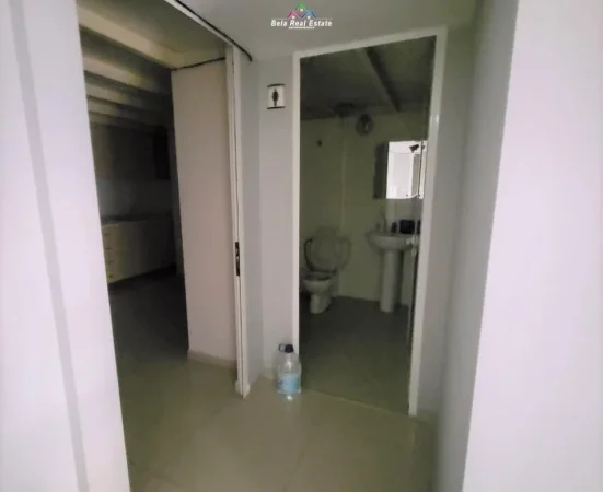 Tirane, jepet me qera zyre Kati 0, 150 m² 1.500 € (rruga e kavajes)