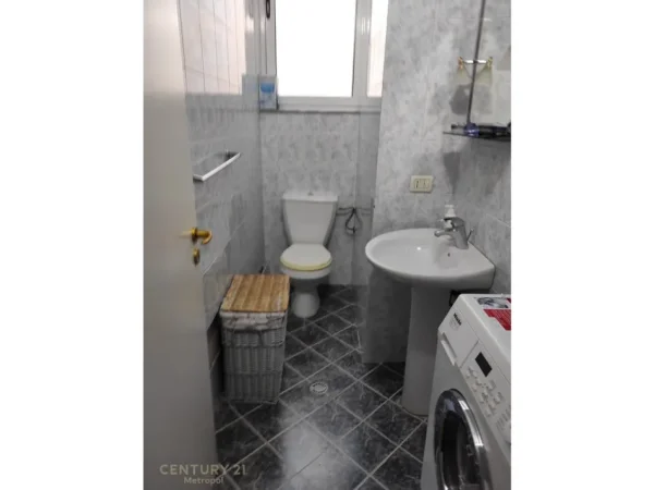 Tirane, jepet me qera apartament 2+1 Kati 7, 102 m² 800 € (qender)