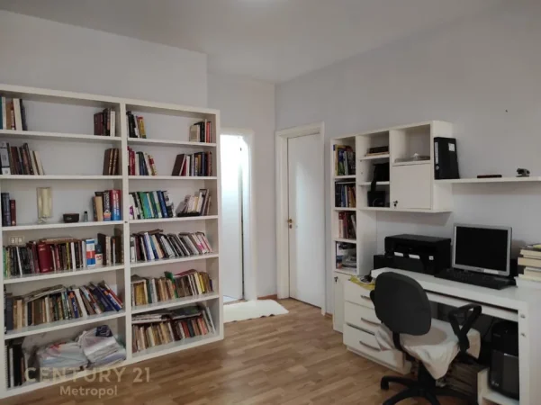 Tirane, jepet me qera apartament 2+1 Kati 7, 102 m² 800 € (qender)
