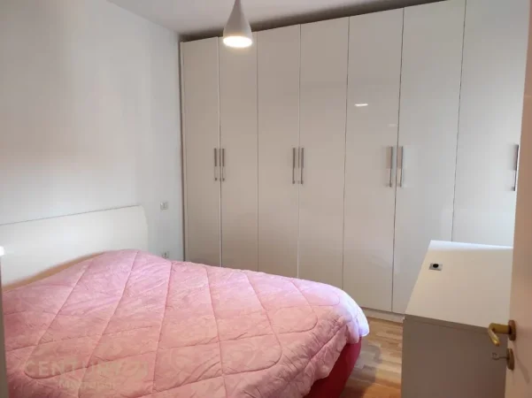 Tirane, jepet me qera apartament 2+1 Kati 7, 102 m² 800 € (qender)