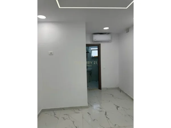 Tirane, jepet me qera dyqan Kati 0, 31 m² 400 € (Ambasada Amerikane)