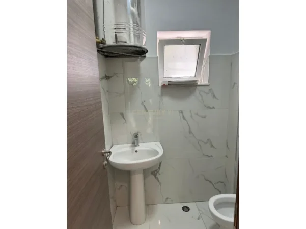 Tirane, jepet me qera dyqan Kati 0, 31 m² 400 € (Ambasada Amerikane)