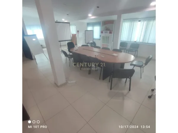 Tirane, jepet me qera zyre Kati 2, 230 m² 1.500 € (Brryli)