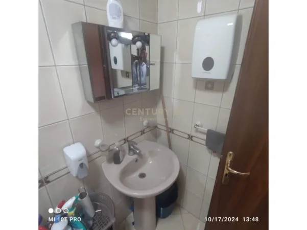 Tirane, jepet me qera zyre Kati 2, 230 m² 1.500 € (Brryli)