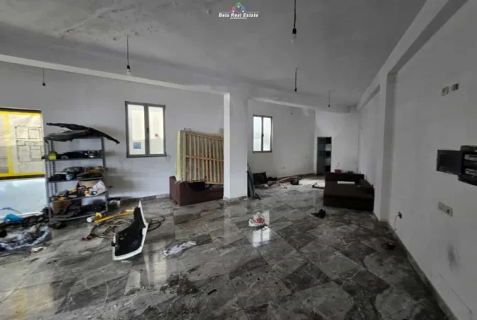 Tirane, jepet me qera magazine Kati 0, 320 m² 1050 Euro (sauk)