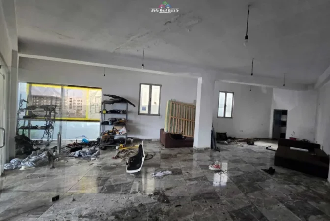 Tirane, jepet me qera magazine Kati 0, 320 m² 1050 Euro (sauk)