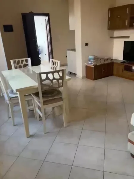 Tirane, jepet me qera apartament 2+1+Ballkon Kati 1, 400 €