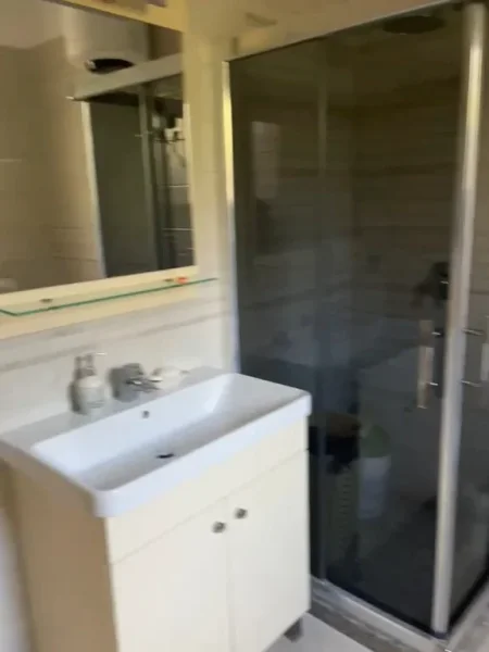 Tirane, jepet me qera apartament 2+1+Ballkon Kati 1, 400 €
