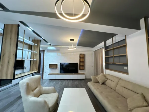 Tirane, jepet me qera apartament+verande | Penthouse 4+1 Kati 6, 122 m² 1.200 € (kodra e diellit)