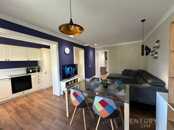 Tirane, jepet me qera apartament 1+1 , 50 m² 700 € (blloku)