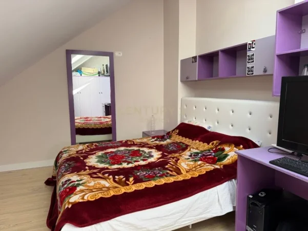 Tirane, jepet me qera apartament duplex Dublex Kati 3, 205 m² 1.800 € (liqeni i thate)