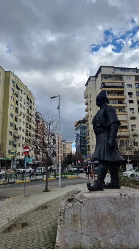 Tirane, shitet apartament 1+1+Ballkon Kati 2, 47 m² 150.000 € (komuna e parisit medar shtylla)