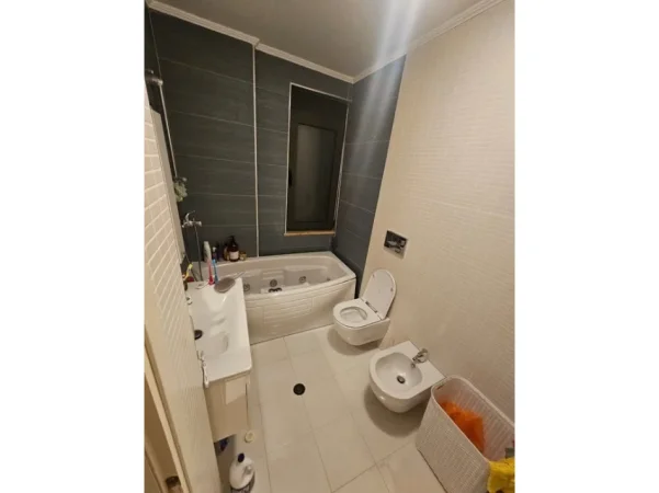 Tirane, jepet me qera apartament 3+1 Kati 2, 101 m² 1.500 € (liqeni)