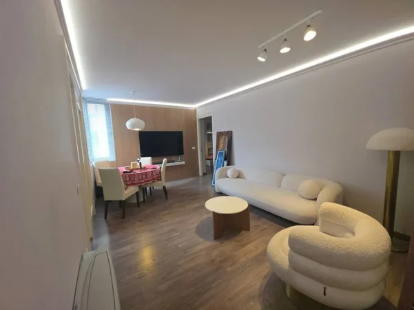 Tirane, jepet me qera apartament 3+1 Kati 2, 101 m² 1.500 € (liqeni)
