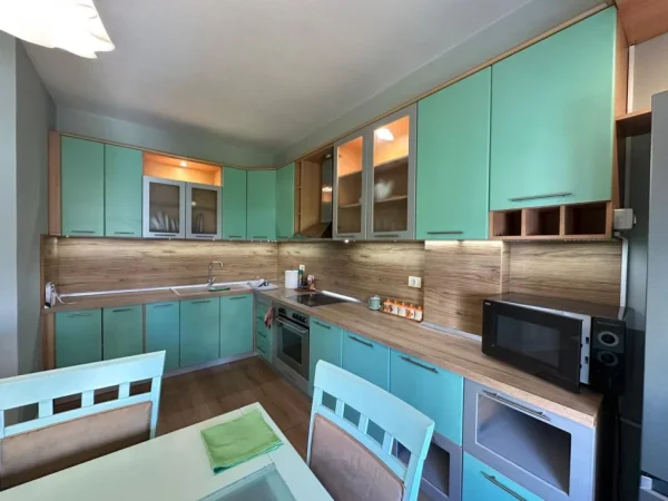 Tirane, jepet me qera apartament 2+1 Kati 4, 89 m² 700 € (Komuna e Parisit)