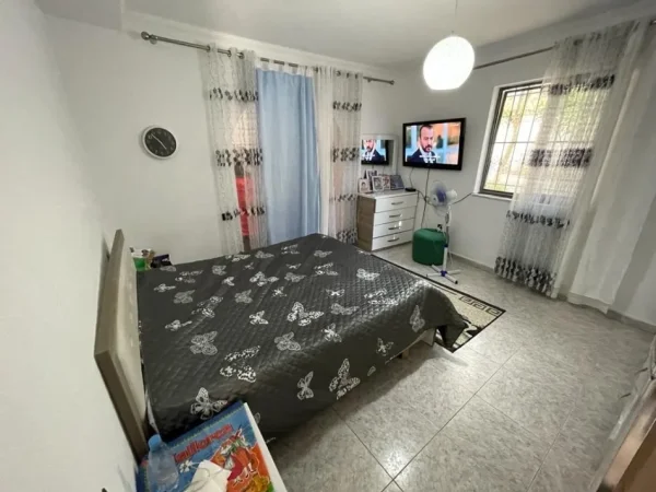 Tirane, jepet me qera ambjent biznesi Kati 1, 150 m² 1.200 € (Ali Demi)