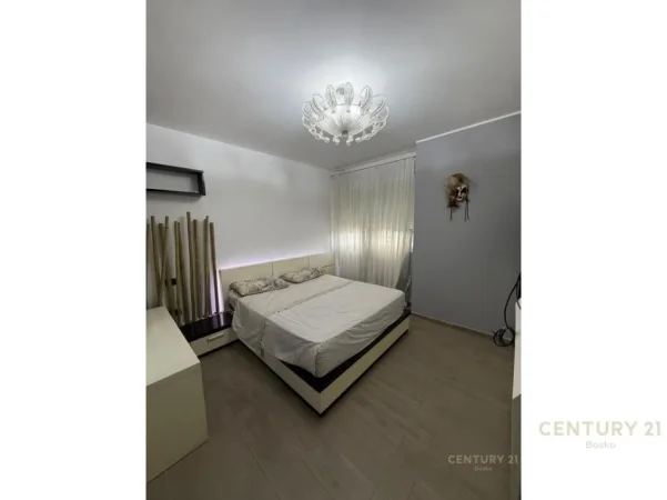 Tirane, jepet me qera apartament 2+1 Kati 3, 99 m² 550 € (astir)