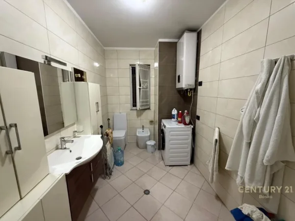 Tirane, jepet me qera apartament 2+1 Kati 3, 99 m² 550 € (astir)