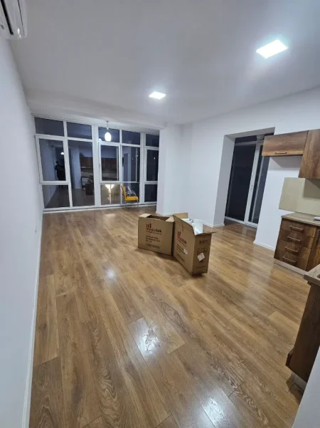 Tirane, jepet me qera ambjent biznesi , 152 m² 1.400 € (komuna e parisit)