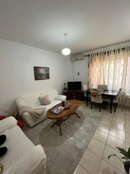 Tirane, jepet me qera apartament 1+1+Ballkon Kati 7, 70 m² 360 € (Rruga Hysen Xhura, Porcelan)