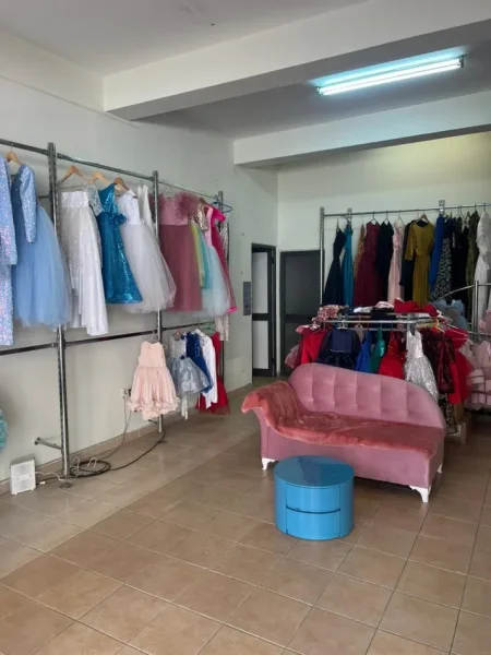 Tirane, jepet me qera ambjent biznesi Kati 1, 45 m² 530 € (Komuna e Parisit)
