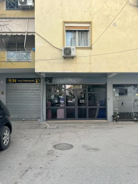 Tirane, jepet me qera ambjent biznesi Kati 1, 45 m² 530 € (Komuna e Parisit)