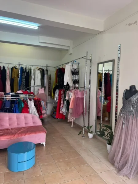 Tirane, jepet me qera ambjent biznesi Kati 1, 45 m² 530 € (Komuna e Parisit)