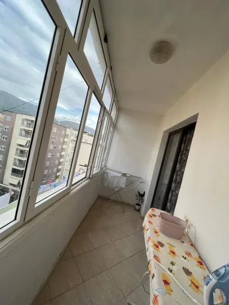 Tirane, jepet me qera apartament 1+1+Ballkon Kati 7, 70 m² 360 € (Rruga Hysen Xhura, Porcelan)