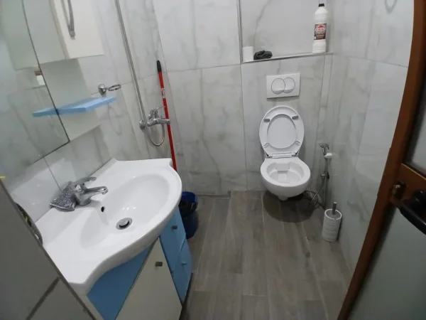 Tirane, jepet me qera apartament 1+1 Kati 3, 50 m² 520 € (Rruga e Barrikadave)