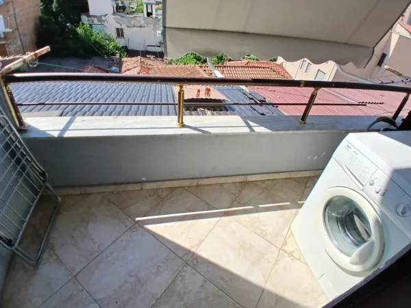 Tirane, jepet me qera apartament 1+1 Kati 3, 50 m² 520 € (Rruga e Barrikadave)