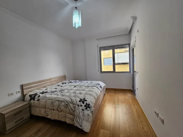 Tirane, jepet me qera apartament 2+1+Ballkon Kati 3, 120 m² 900 € (Kopshti Zoologjik)