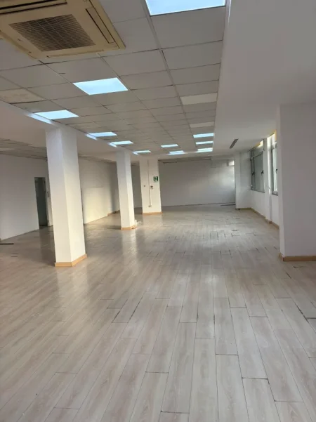 Tirane, jepet me qera zyre Kati 1, 550 m² 7.000 € (ish blloku)