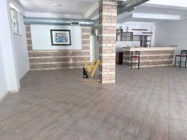 Tirane, jepet me qera dyqan Kati 0, 185 m² 1.500 € (RRUGA E BURGUT)