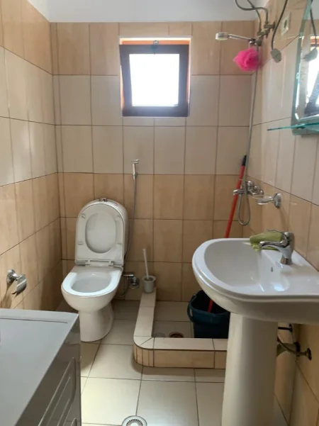 Tirane, jepet me qera shtepi 1+1+Ballkon Kati 2, 40 m² 350 € (Jordan Misja)