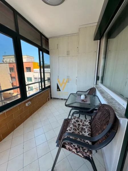 Tirane, jepet me qera apartament 2+1+Ballkon Kati 9, 95 m² 850 € (21 DHJETORI)