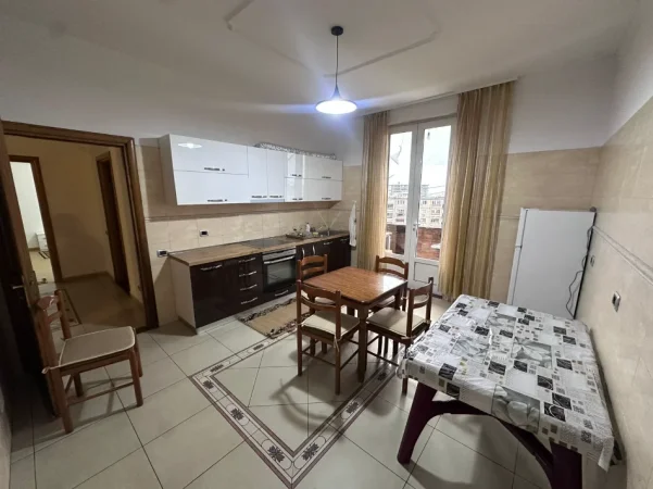 Shqiperi, jepet me qera apartament 2+1+Aneks+Ballkon Kati 3, 140 m² 400 € (Rr. Myslym Keta)