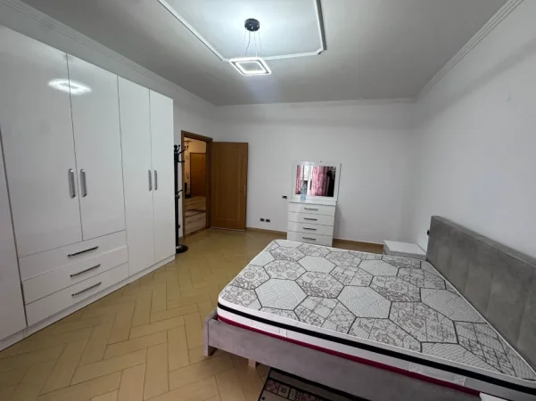 Shqiperi, jepet me qera apartament 2+1+Aneks+Ballkon Kati 3, 140 m² 400 € (Rr. Myslym Keta)