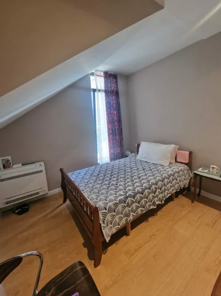 JEPET ME QERA KATI I PARE I NJE VILE , 3+1 , ME SUPER MOBILIM TEK UET