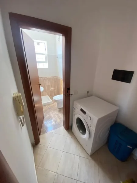 Tirane, jepet me qera apartament 2+1 Kati 3, 70 m² 550 € (KINOSTUDIO)