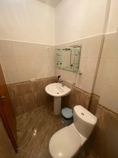 Tirane, jepet me qera apartament 2+1 Kati 3, 70 m² 550 € (KINOSTUDIO)