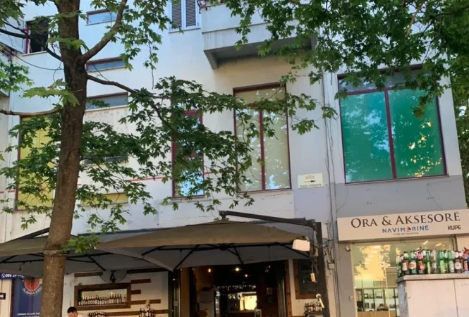 Tirane, jap me qera ambjent biznesi Kati 1, 40 m² Çmimi 40.000 lek (Pallati nr 132)