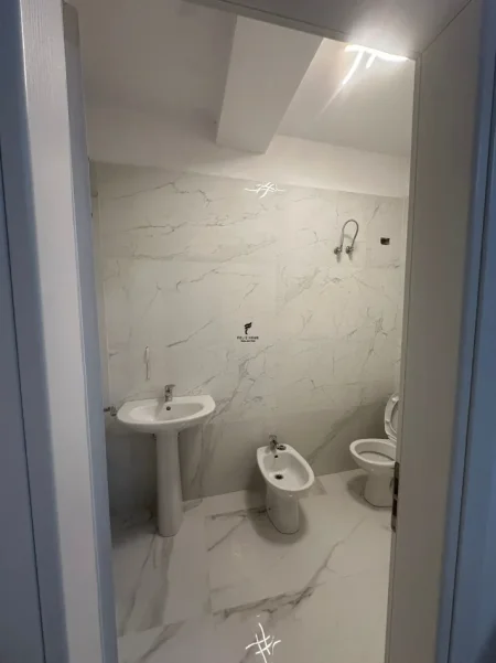 Tirane, jepet me qera apartament 2+1 Kati 3, 130 m² 850 € (LIQENI I THATE)