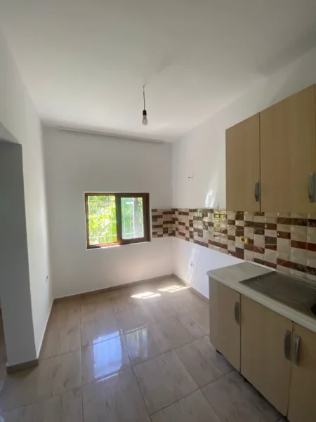 Tirane, jepet me qera shtepi 1+1 Kati 0, 50 m² 180 € (Rruga Azem Galica)