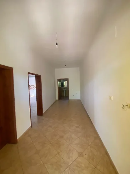 Tirane, jepet me qera shtepi 1+1 Kati 0, 50 m² 180 € (Rruga Azem Galica)