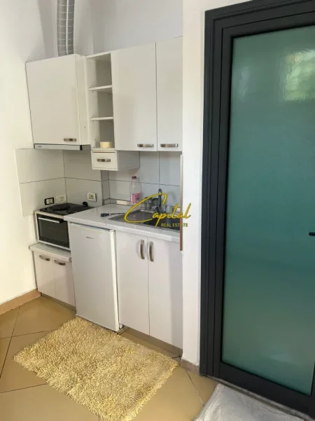 Tirane, jepet me qera apartament 1+1 Kati 1, 40 m² 320 € (ALI DEMI)