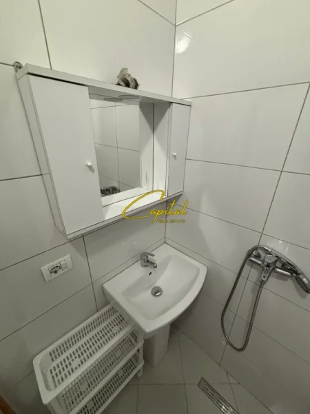 Tirane, jepet me qera apartament 1+1 Kati 1, 40 m² 320 € (ALI DEMI)
