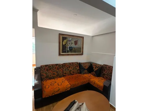 Tirane, jepet me qera apartament 1+1+Ballkon Kati 2, 55 m² 400 € (laprak)