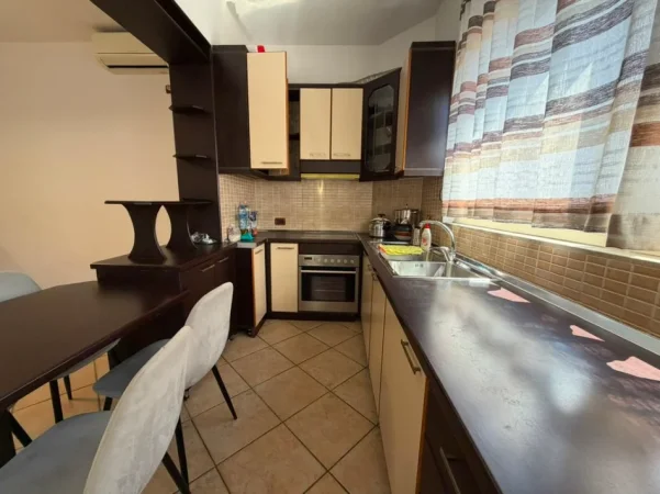 Tirane, jepet me qera apartament 2+1+Ballkon Kati 3, 95 m² 650 € (21 Dhjetori)
